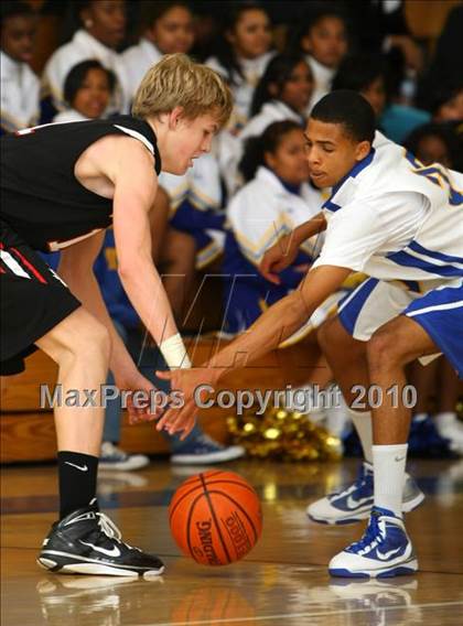 Thumbnail 1 in Harvard-Westlake @ Verbum Dei photogallery.
