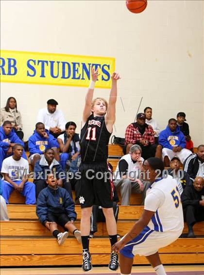 Thumbnail 3 in Harvard-Westlake @ Verbum Dei photogallery.