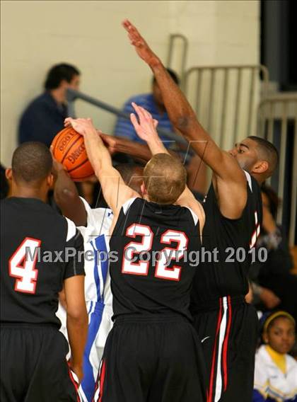 Thumbnail 3 in Harvard-Westlake @ Verbum Dei photogallery.