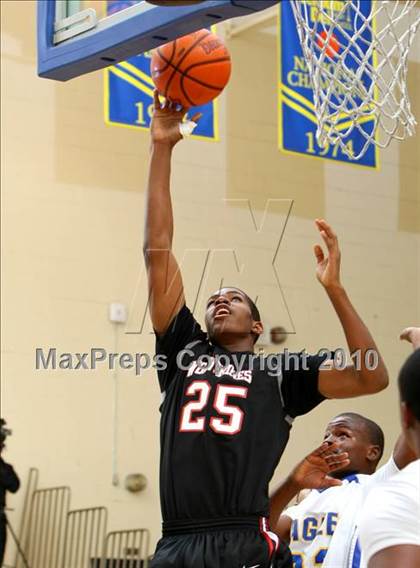 Thumbnail 3 in Harvard-Westlake @ Verbum Dei photogallery.