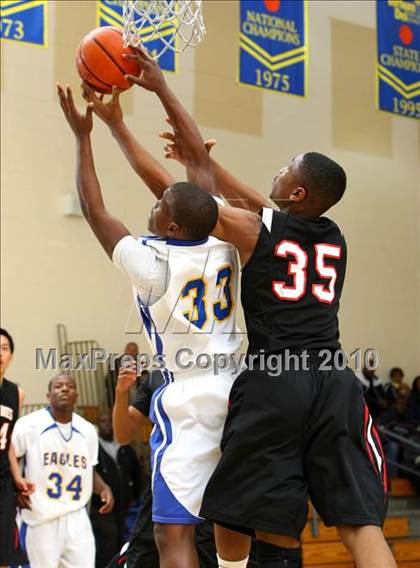 Thumbnail 1 in Harvard-Westlake @ Verbum Dei photogallery.