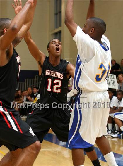 Thumbnail 3 in Harvard-Westlake @ Verbum Dei photogallery.