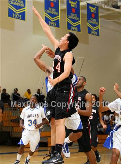 Thumbnail 1 in Harvard-Westlake @ Verbum Dei photogallery.