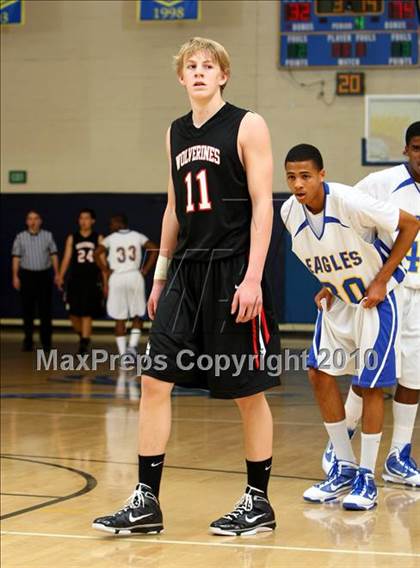 Thumbnail 2 in Harvard-Westlake @ Verbum Dei photogallery.