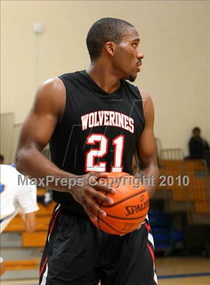 Thumbnail 3 in Harvard-Westlake @ Verbum Dei photogallery.