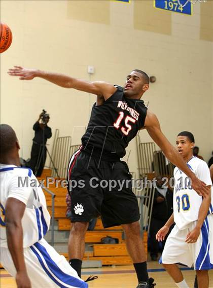 Thumbnail 3 in Harvard-Westlake @ Verbum Dei photogallery.
