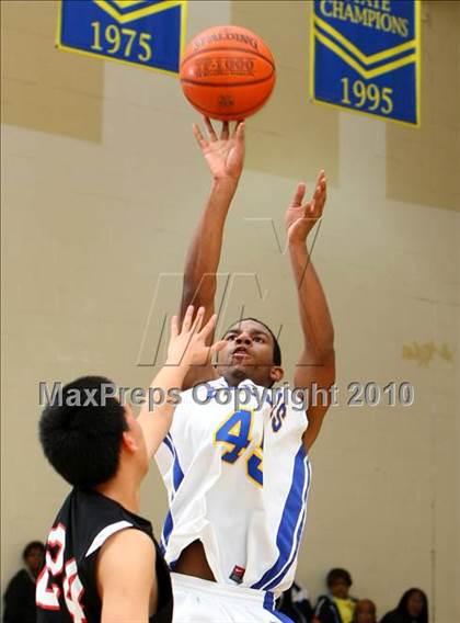 Thumbnail 3 in Harvard-Westlake @ Verbum Dei photogallery.