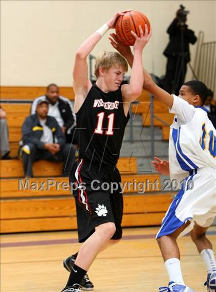 Thumbnail 3 in Harvard-Westlake @ Verbum Dei photogallery.