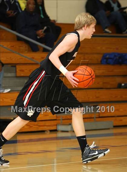 Thumbnail 3 in Harvard-Westlake @ Verbum Dei photogallery.