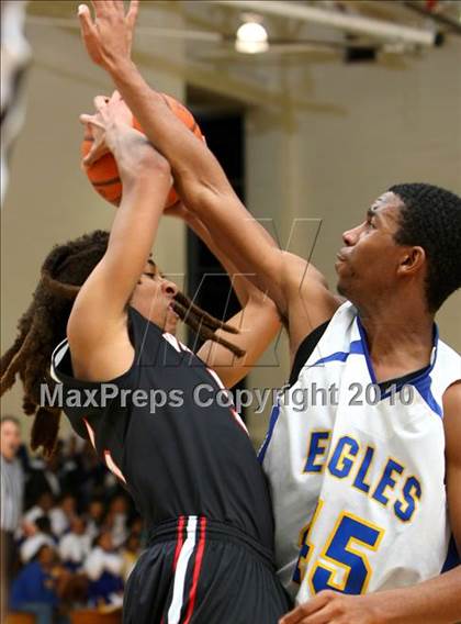 Thumbnail 1 in Harvard-Westlake @ Verbum Dei photogallery.