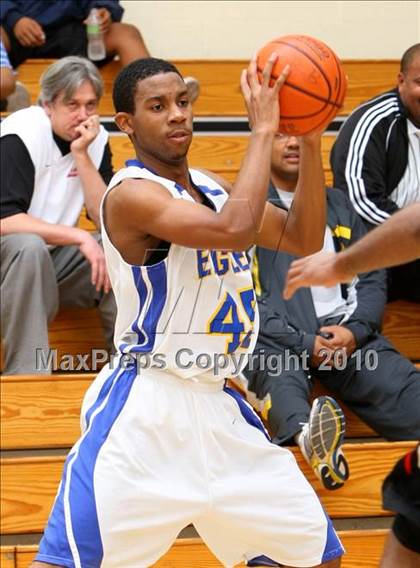 Thumbnail 2 in Harvard-Westlake @ Verbum Dei photogallery.