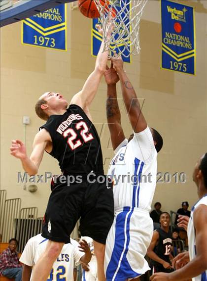 Thumbnail 1 in Harvard-Westlake @ Verbum Dei photogallery.
