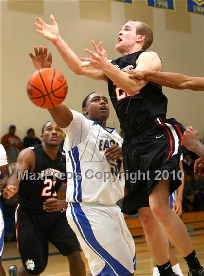 Thumbnail 1 in Harvard-Westlake @ Verbum Dei photogallery.