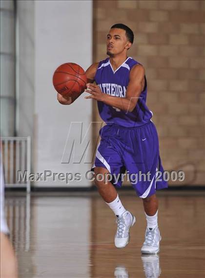 Thumbnail 2 in Cathedral vs. Yale-Canada (MaxPreps Holiday Classic) photogallery.