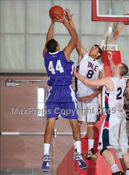 Thumbnail 3 in Cathedral vs. Yale-Canada (MaxPreps Holiday Classic) photogallery.