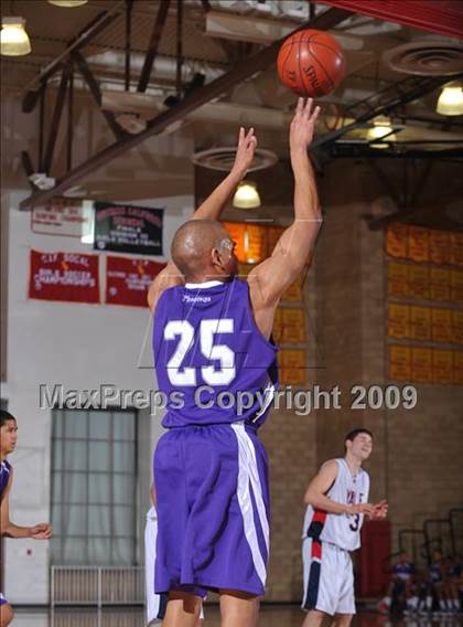 Thumbnail 2 in Cathedral vs. Yale-Canada (MaxPreps Holiday Classic) photogallery.