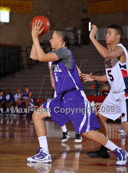 Thumbnail 2 in Cathedral vs. Yale-Canada (MaxPreps Holiday Classic) photogallery.