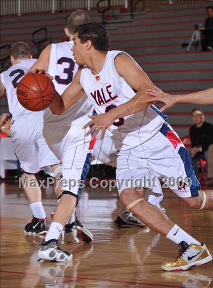Thumbnail 2 in Cathedral vs. Yale-Canada (MaxPreps Holiday Classic) photogallery.