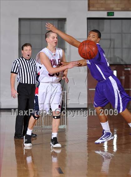 Thumbnail 3 in Cathedral vs. Yale-Canada (MaxPreps Holiday Classic) photogallery.