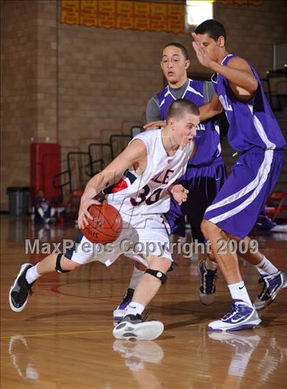 Thumbnail 3 in Cathedral vs. Yale-Canada (MaxPreps Holiday Classic) photogallery.