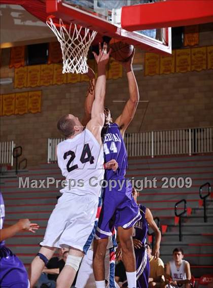 Thumbnail 1 in Cathedral vs. Yale-Canada (MaxPreps Holiday Classic) photogallery.