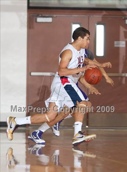 Thumbnail 2 in Cathedral vs. Yale-Canada (MaxPreps Holiday Classic) photogallery.