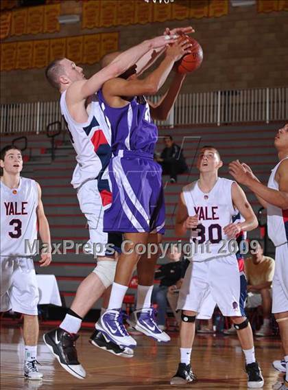 Thumbnail 3 in Cathedral vs. Yale-Canada (MaxPreps Holiday Classic) photogallery.
