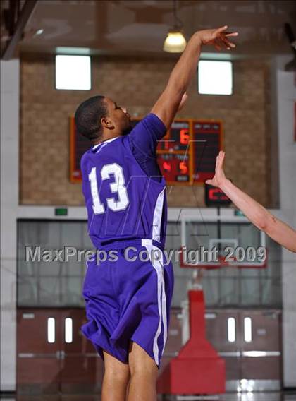 Thumbnail 1 in Cathedral vs. Yale-Canada (MaxPreps Holiday Classic) photogallery.