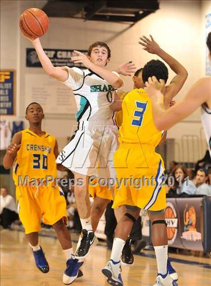 Thumbnail 3 in Crenshaw vs. Santiago (MaxPreps Holiday Classic) photogallery.