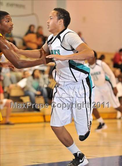 Thumbnail 2 in Crenshaw vs. Santiago (MaxPreps Holiday Classic) photogallery.