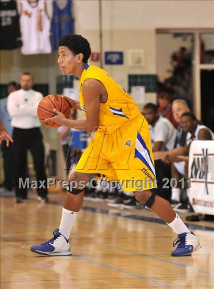 Thumbnail 3 in Crenshaw vs. Santiago (MaxPreps Holiday Classic) photogallery.