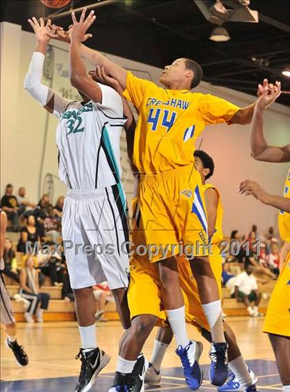 Thumbnail 3 in Crenshaw vs. Santiago (MaxPreps Holiday Classic) photogallery.