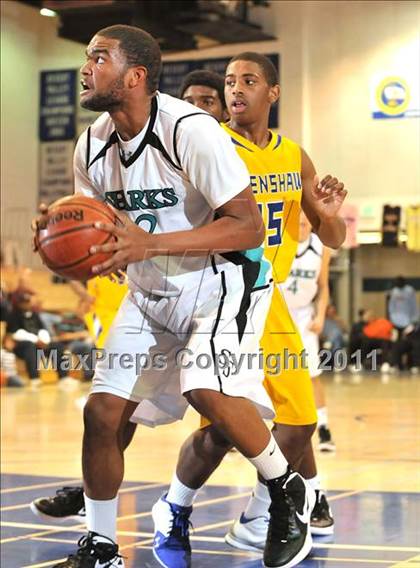 Thumbnail 2 in Crenshaw vs. Santiago (MaxPreps Holiday Classic) photogallery.