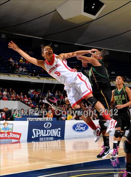 Thumbnail 2 in Brea Olinda vs. Mater Dei (CIF SS D1AA Final) photogallery.