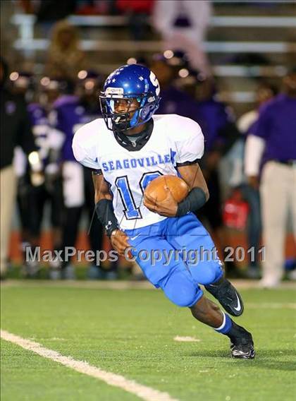 Thumbnail 1 in Lincoln vs. Seagoville (4A Division 2 Region 2 Bi-District) photogallery.