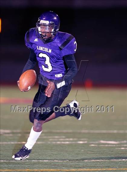 Thumbnail 2 in Lincoln vs. Seagoville (4A Division 2 Region 2 Bi-District) photogallery.
