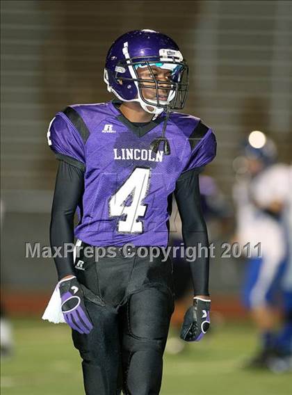 Thumbnail 3 in Lincoln vs. Seagoville (4A Division 2 Region 2 Bi-District) photogallery.