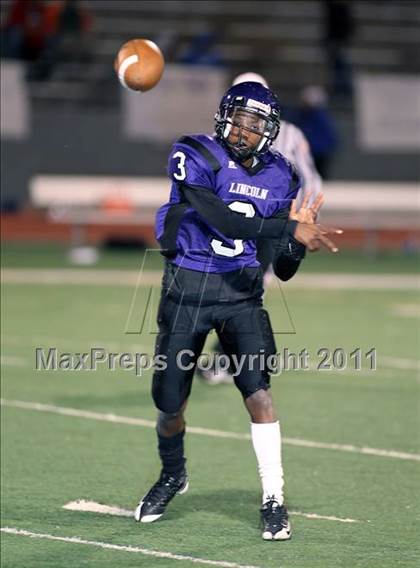 Thumbnail 3 in Lincoln vs. Seagoville (4A Division 2 Region 2 Bi-District) photogallery.