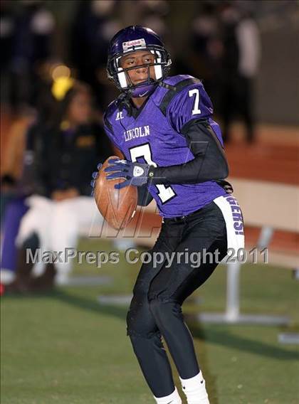Thumbnail 3 in Lincoln vs. Seagoville (4A Division 2 Region 2 Bi-District) photogallery.