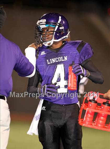 Thumbnail 3 in Lincoln vs. Seagoville (4A Division 2 Region 2 Bi-District) photogallery.
