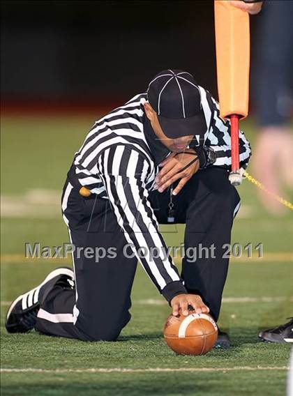Thumbnail 3 in Lincoln vs. Seagoville (4A Division 2 Region 2 Bi-District) photogallery.