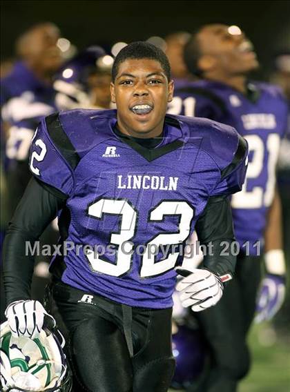 Thumbnail 3 in Lincoln vs. Seagoville (4A Division 2 Region 2 Bi-District) photogallery.