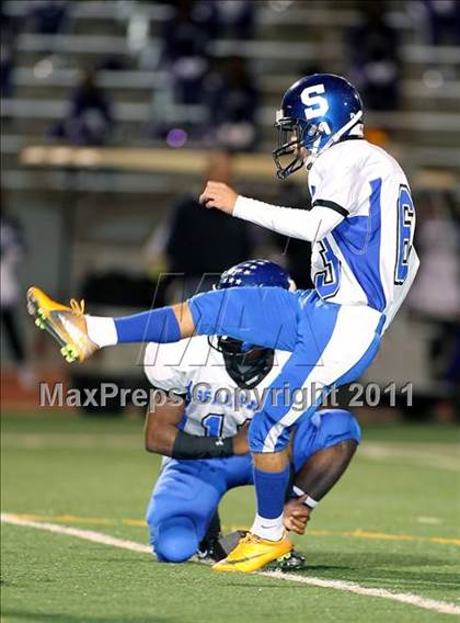 Thumbnail 3 in Lincoln vs. Seagoville (4A Division 2 Region 2 Bi-District) photogallery.