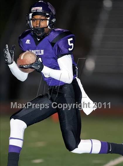 Thumbnail 3 in Lincoln vs. Seagoville (4A Division 2 Region 2 Bi-District) photogallery.