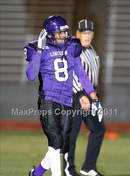 Thumbnail 3 in Lincoln vs. Seagoville (4A Division 2 Region 2 Bi-District) photogallery.