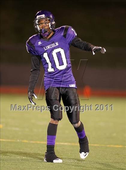Thumbnail 3 in Lincoln vs. Seagoville (4A Division 2 Region 2 Bi-District) photogallery.