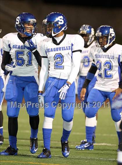 Thumbnail 3 in Lincoln vs. Seagoville (4A Division 2 Region 2 Bi-District) photogallery.