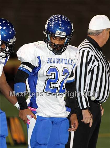 Thumbnail 3 in Lincoln vs. Seagoville (4A Division 2 Region 2 Bi-District) photogallery.