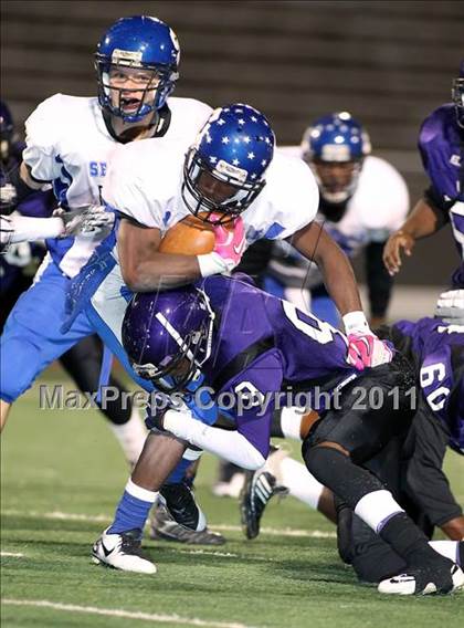 Thumbnail 3 in Lincoln vs. Seagoville (4A Division 2 Region 2 Bi-District) photogallery.