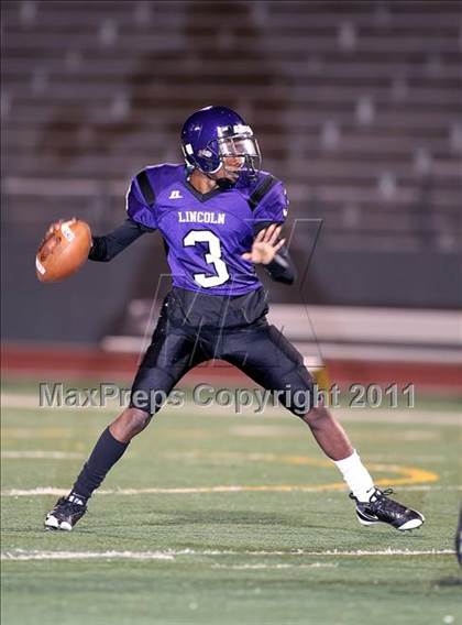 Thumbnail 2 in Lincoln vs. Seagoville (4A Division 2 Region 2 Bi-District) photogallery.